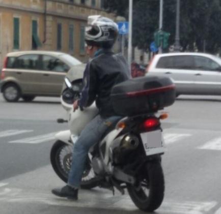 Gira in moto con la targa di carta multa e sequestro 