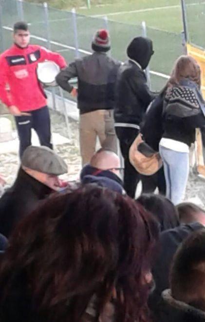 Anche i giocatori del Castelsardo in tribuna insieme ai loro tifosi
