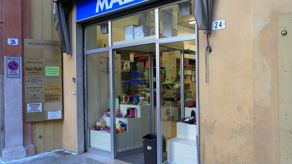 Modena, anziano cade e fracassa la vetrina