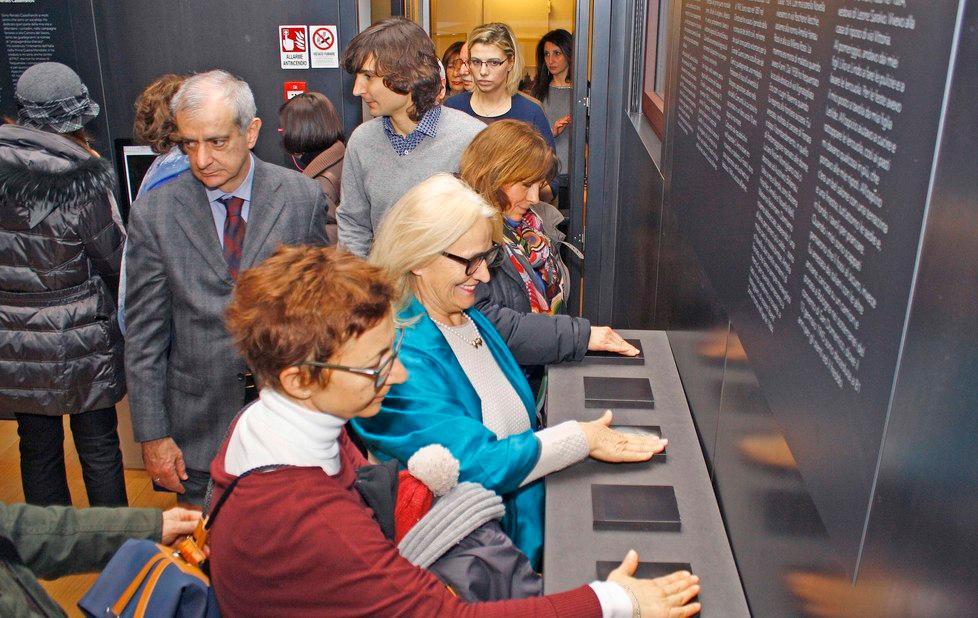 Solo toccando si ridà vita alle persone 