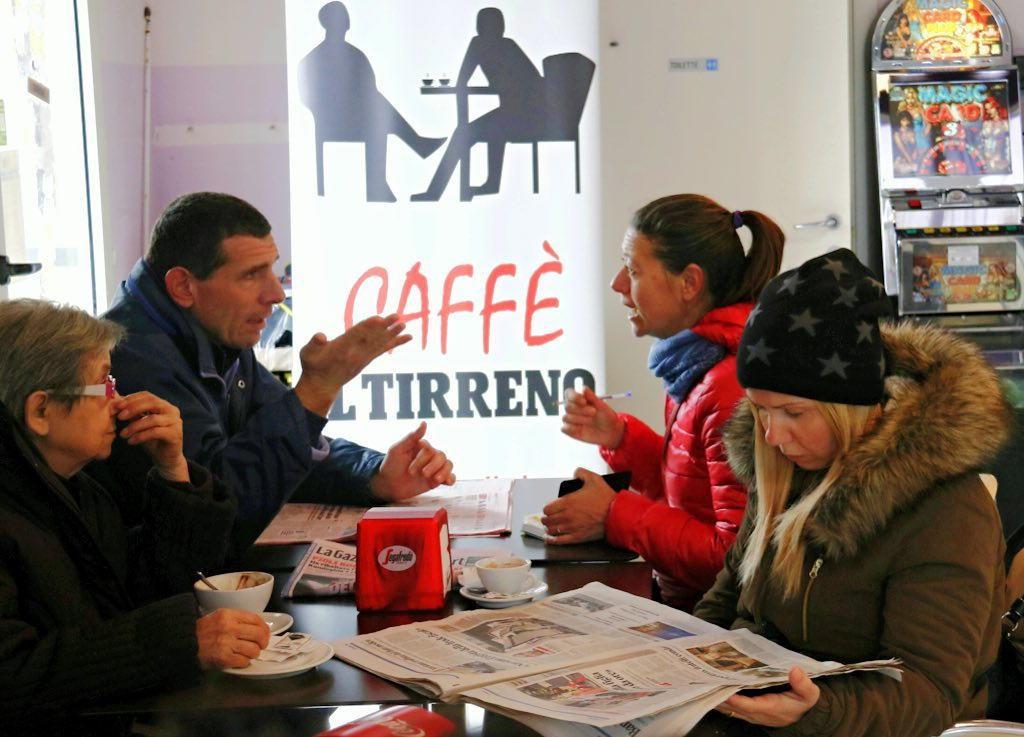 Caffè Tirreno durante uno dei precedenti appuntamenti: il dialogo fra abitanti e cronisti (Marzi Pentafoto)