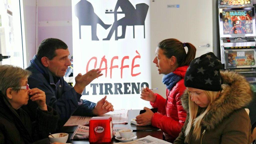 Caffè Tirreno durante uno dei precedenti appuntamenti: il dialogo fra abitanti e cronisti (Marzi Pentafoto)