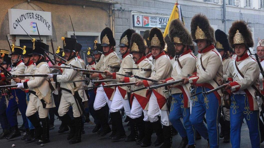 La rievocazione storica della diefsa del 1849: un gruppo di soldati dell'esercito asburgico e, sullo sfondo, le insegne dei negozi di oggi (Salvini Pentafoto)