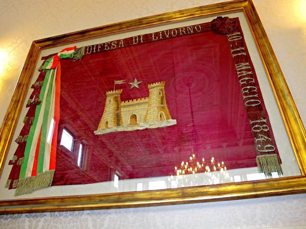 La bandiera storica di Livorno: risale al 1849 e ricorda la difesa contro gli austriaci (Marzi Pentafoto)