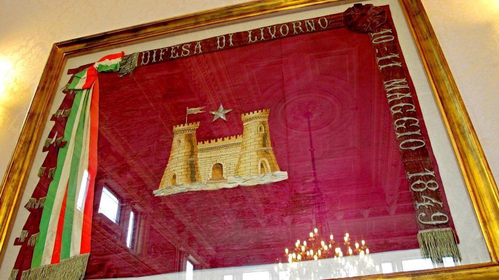 La bandiera storica di Livorno: risale al 1849 e ricorda la difesa contro gli austriaci (Marzi Pentafoto)