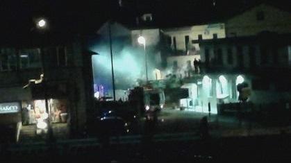 Box in fiamme nella notte, minacciata la casa vicina