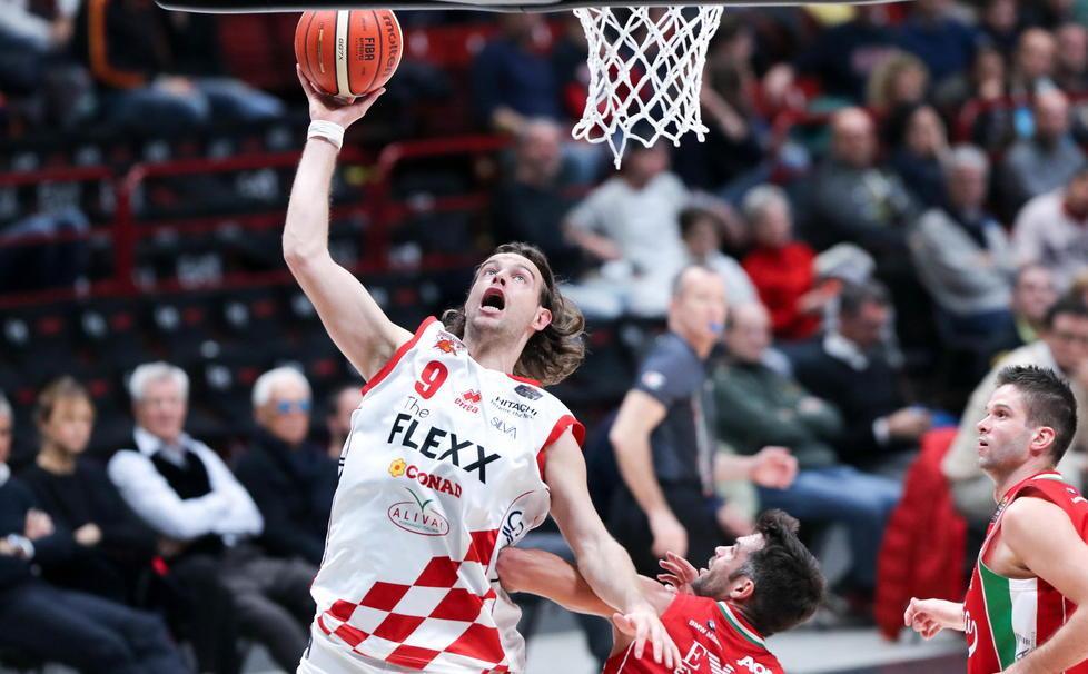 Michele Antonutti a canestro (Foto Gori)