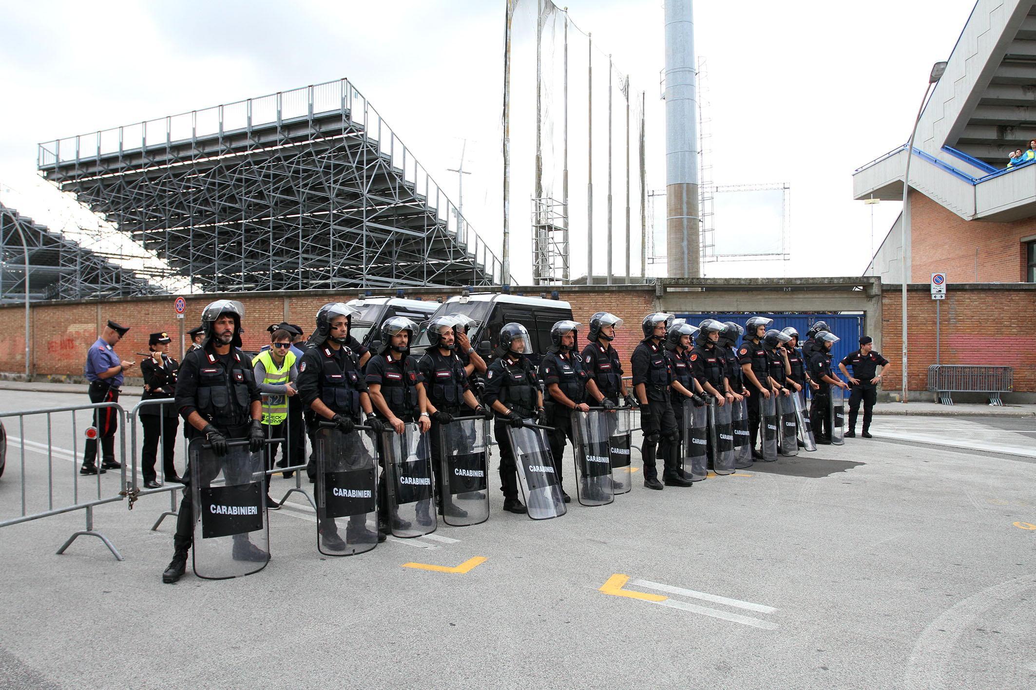Carabinieri schierati davanti allo stadio di Empoli prima di Pisa-Brescia 
