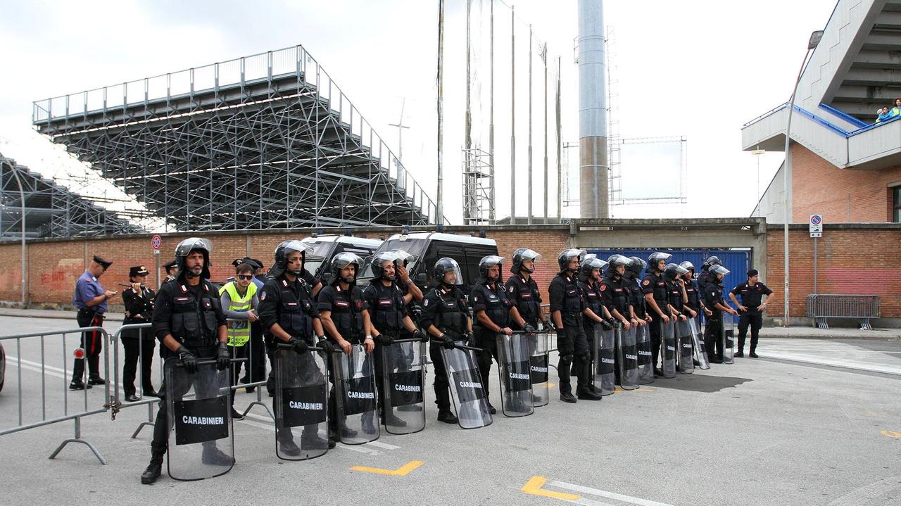 Carabinieri schierati davanti allo stadio di Empoli prima di Pisa-Brescia