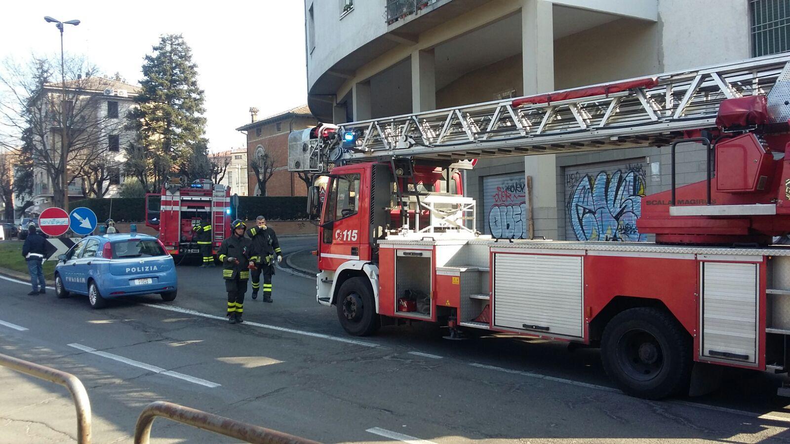 Fuoco su un balcone del Colosseo di via Sforza