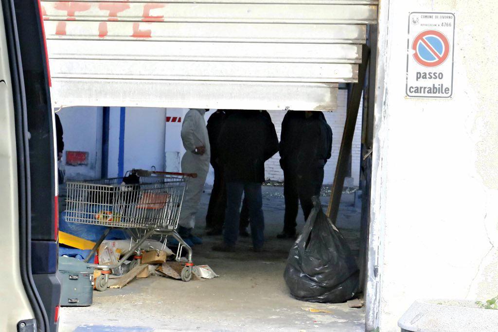 Il garage dove è stato trovato l'uomo (Marzi/Pentafoto)
