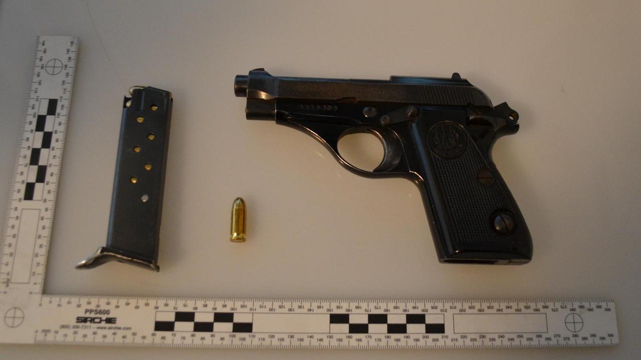 La pistola sequestrata dalla polizia