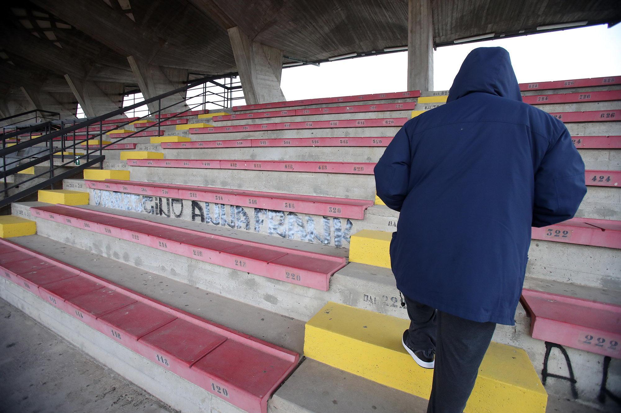La scritta antisemita apparsa sulle tribune dello stadio Mariotti di Montecatini (Foto Nucci)
