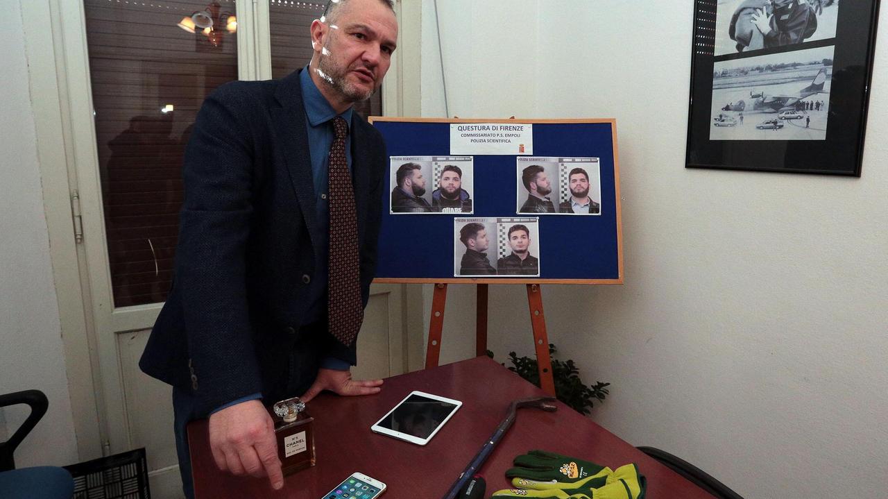 Il dirigente del commissariato Francesco Zunino con le foto degli arrestati