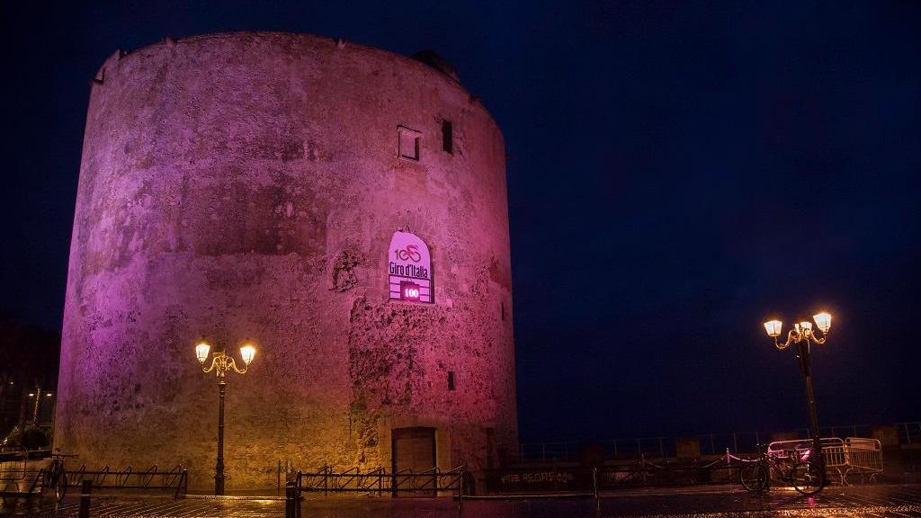 La torre di Sulis resterà illuminata di rosa per 100 giorni fino all’inizio del Giro d’Italia