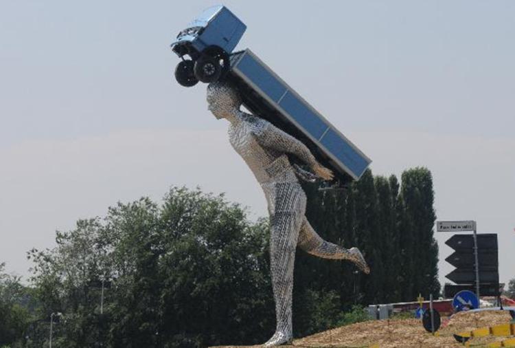 Uomo con camion del modenese Andrea Capucci candidato all'Oscar del monumento più curioso