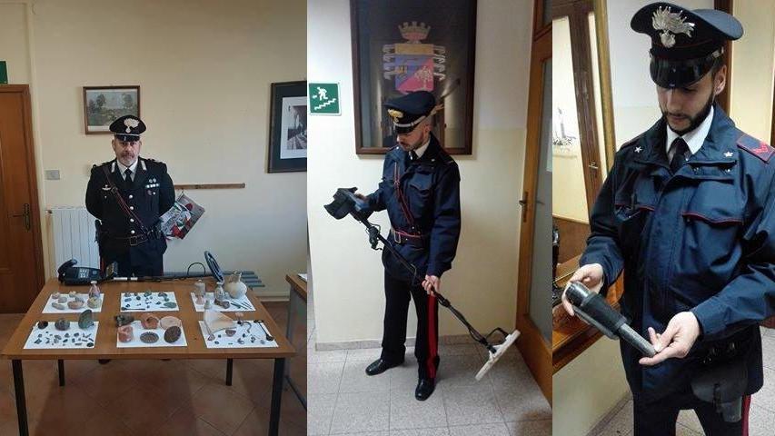I reperti antichi e i metal detector sequestrati dai carabinieri (Bulla)