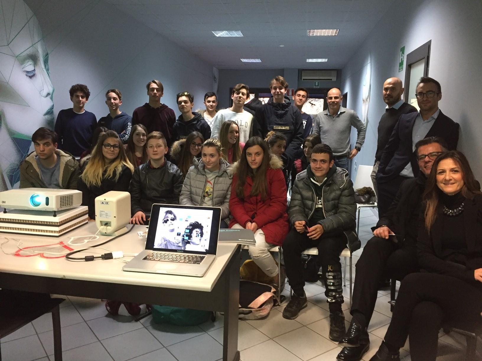 Gli studenti dell’istituto Fermi durante la visita alla Esanastri