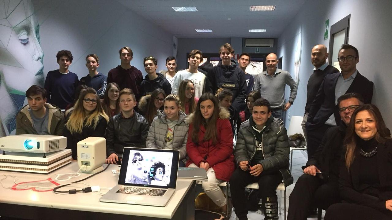 Gli studenti dell’istituto Fermi durante la visita alla Esanastri
