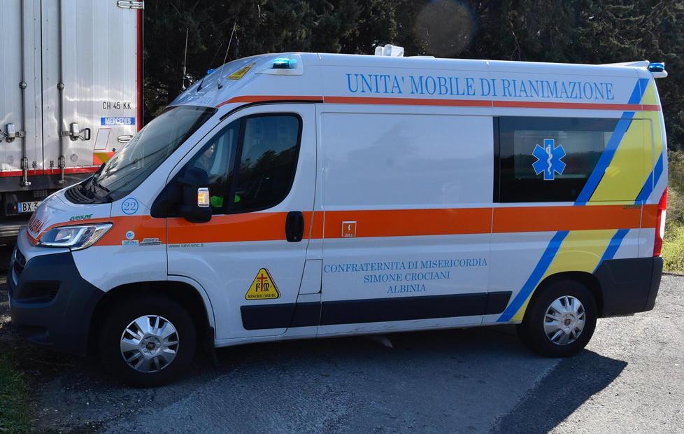 Sul tetto per riparare l’antenna: cade e muore 