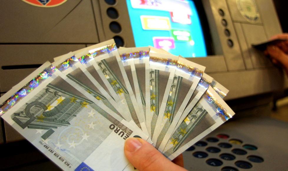 Trova 250 euro e li porta dai carabinieri 