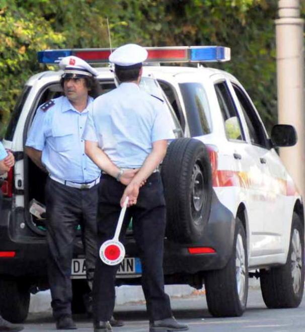 Pirata della strada pentito fugge ma poi va dai vigili 