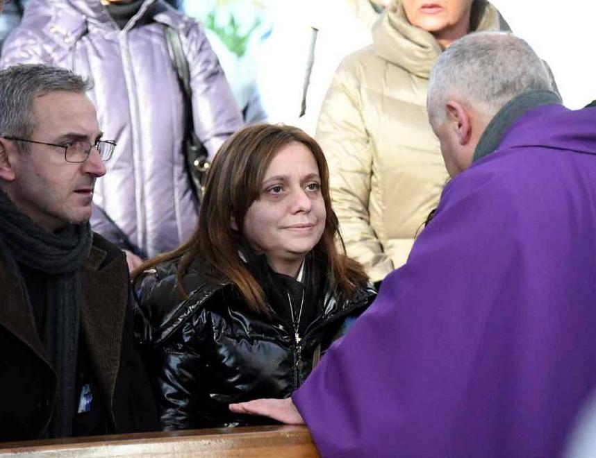 «Ciao bimbo» palloncini e moto per l’addio a Michael 
