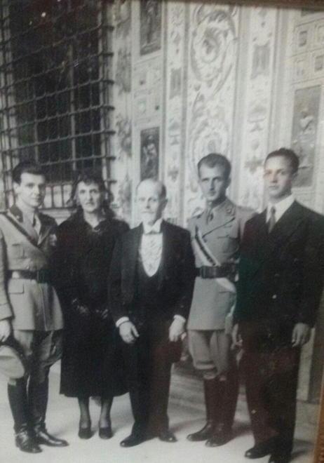 Il Conte Ceccopieri è il primo a destra 