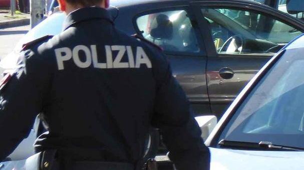 Rapinatore inseguito molla i gioielli e scappa