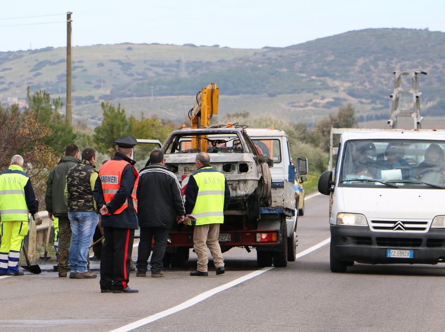 Auto prende fuoco: illeso il conducente, traffico in tilt