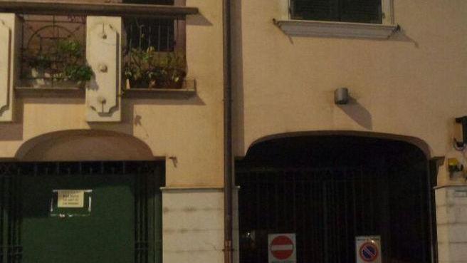 Fiamme in un’autorimessa distrutta una delle vetture