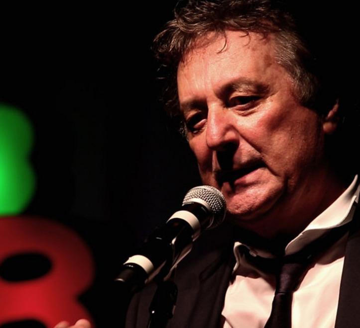 Enzo Iacchetti si racconta sul palco: «Porto il sogno di un bimbo di 9 anni» 