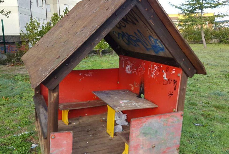 Raid vandalico nella scuola del rione di Monte Gurtei