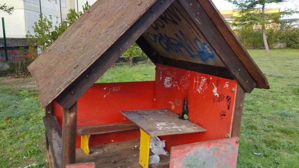 Raid vandalico nella scuola del rione di Monte Gurtei