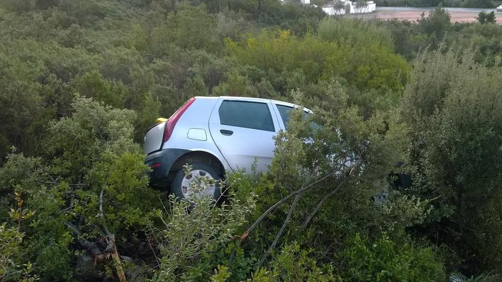 Curva a rischio: l’auto vola in cunetta