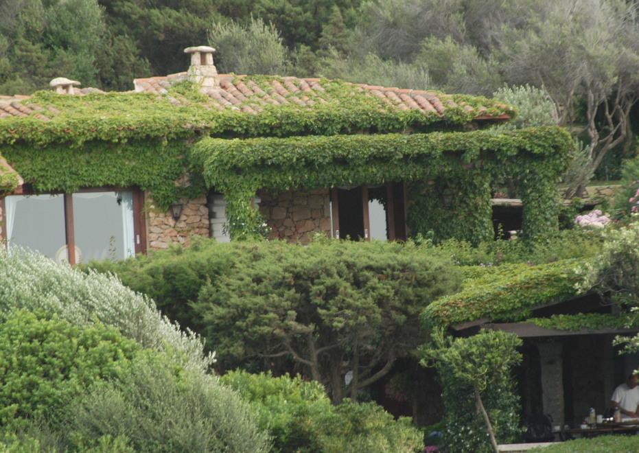 Abusi a Villa Minerva la demolizione è sospesa 
