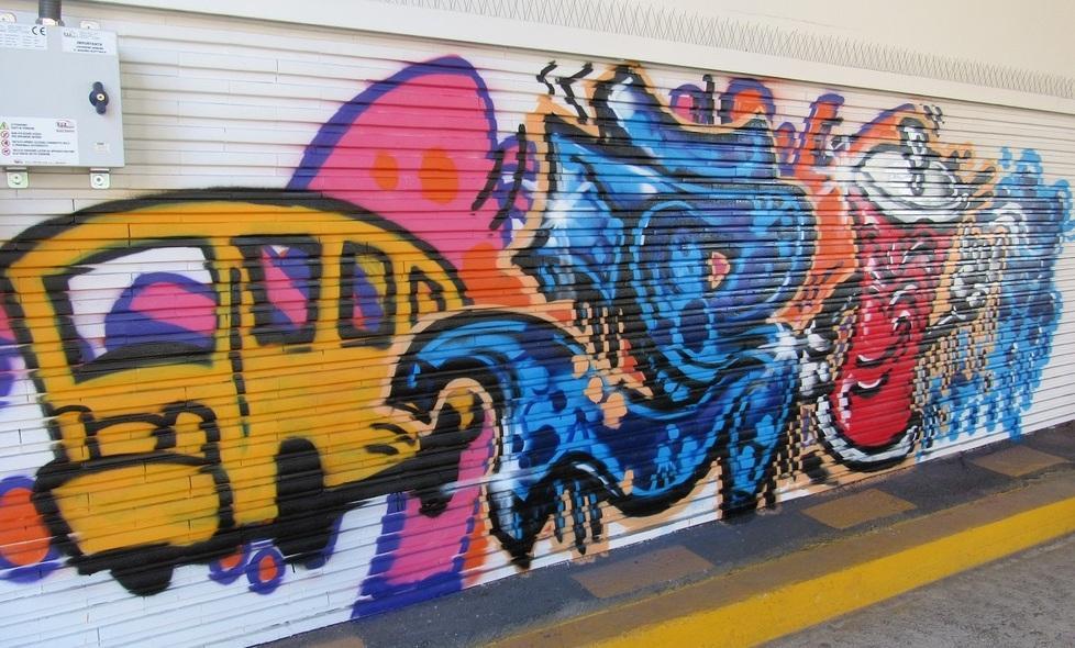 I murales degli studenti colorano la stazione bus 