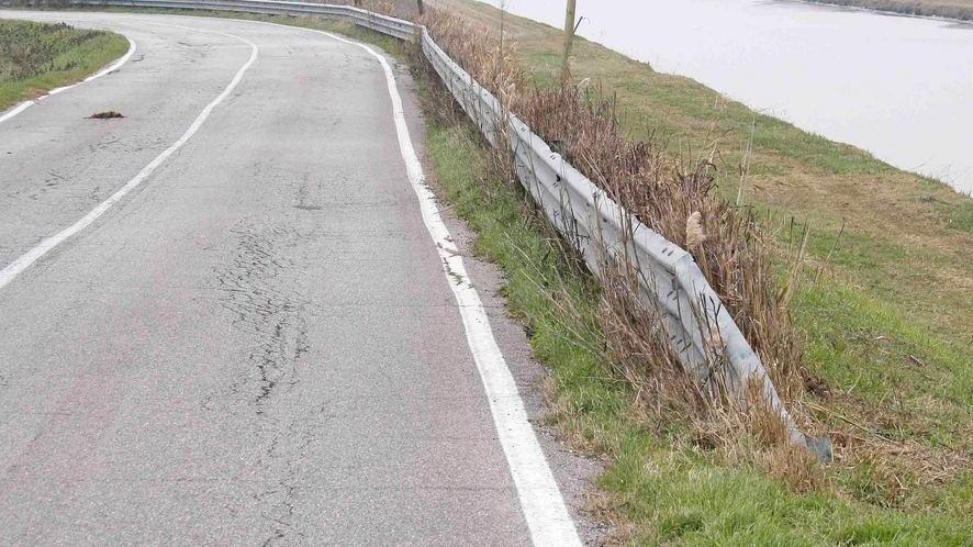 Strada Reale solo di nome tra buchi e avvallamenti