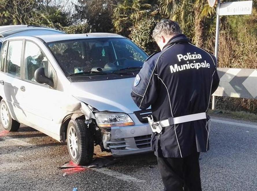 Schianto all’incrocio, grave una donna 