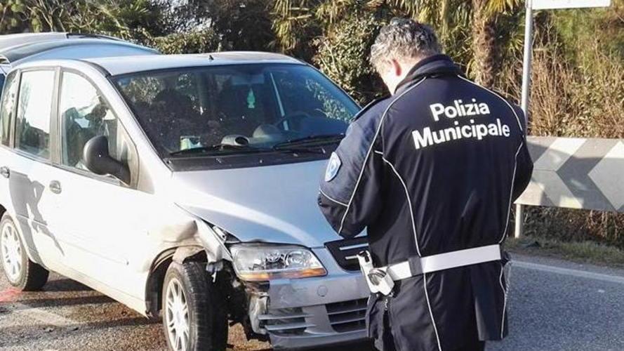 Schianto all’incrocio, grave una donna
