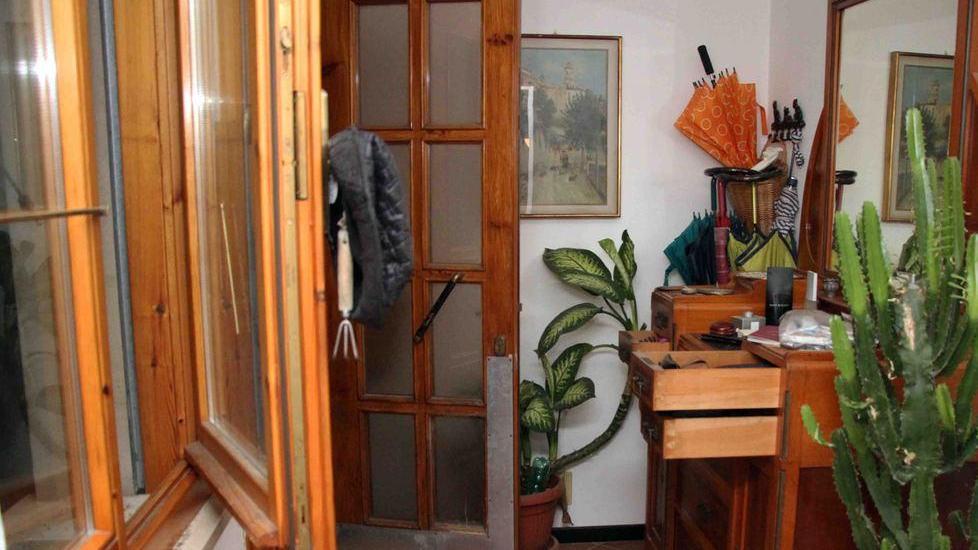 I ladri forzano una finestra ed entrano nell’appartamento
