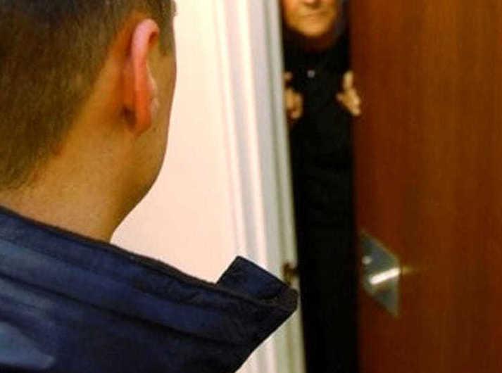 Finti carabinieri truffano un anziano 