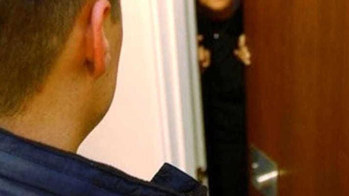 Finti carabinieri truffano un anziano