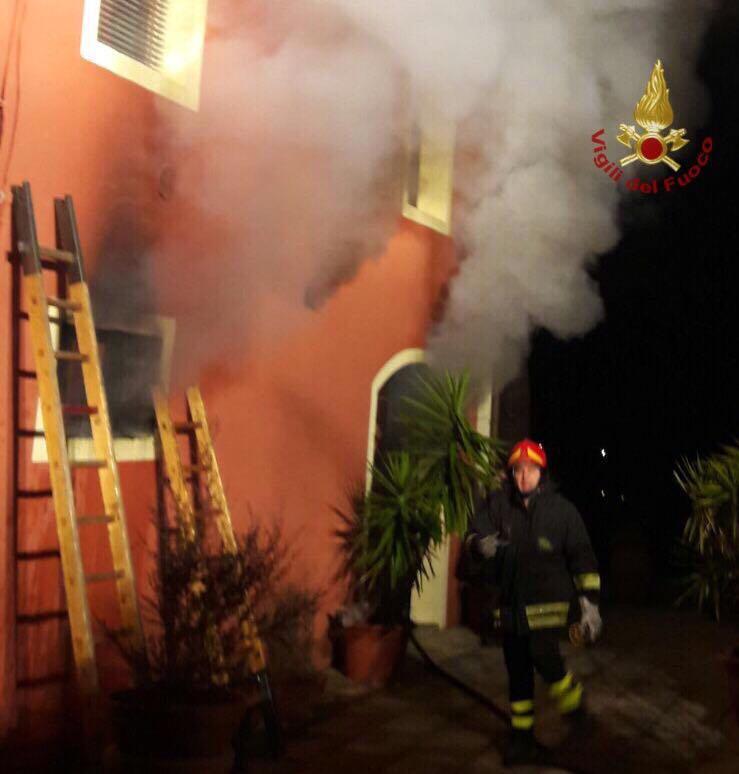 Incendio in un garage: palazzina inagibile