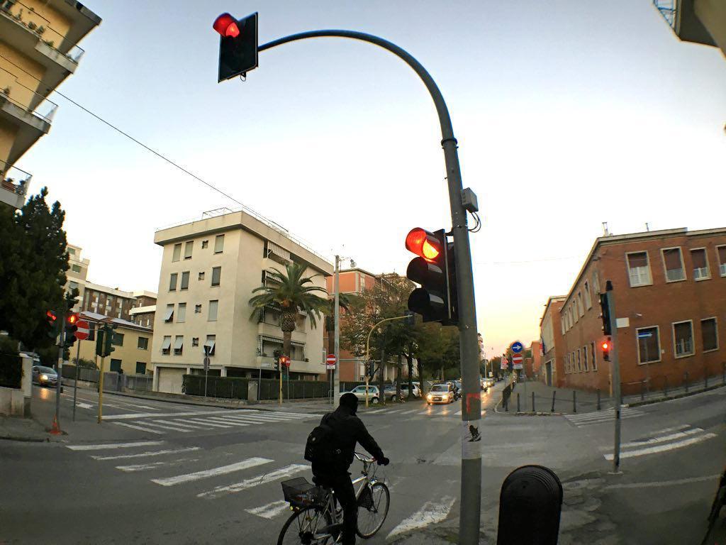 Sicurezza stradale, entra in funzione il semaforo che multa se passi con il rosso 
