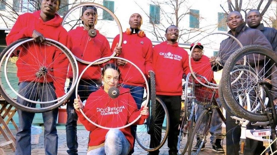 CiclOfficina Contropedale, apre il laboratorio dei profughi che riparano le biciclette