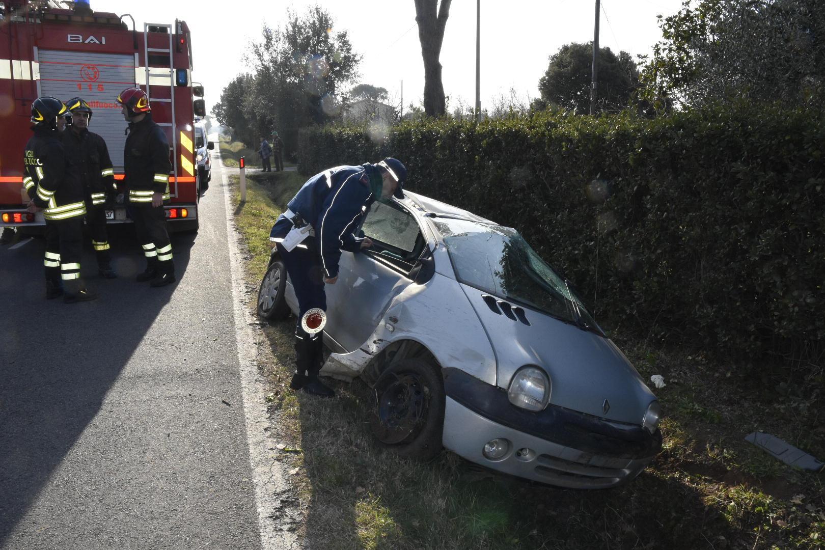 L'auto finita in fossetta sulla strada dei Laghi (foto Agenzia Bf)