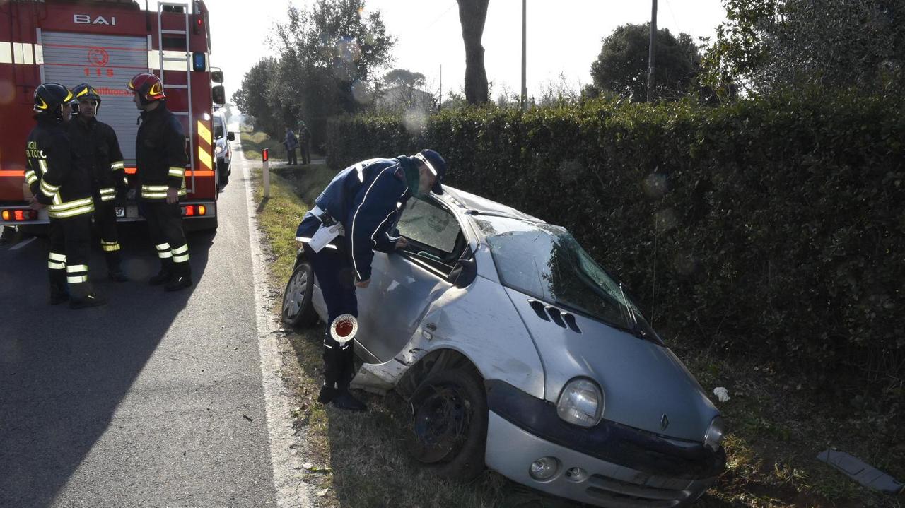 L'auto finita in fossetta sulla strada dei Laghi (foto Agenzia Bf)