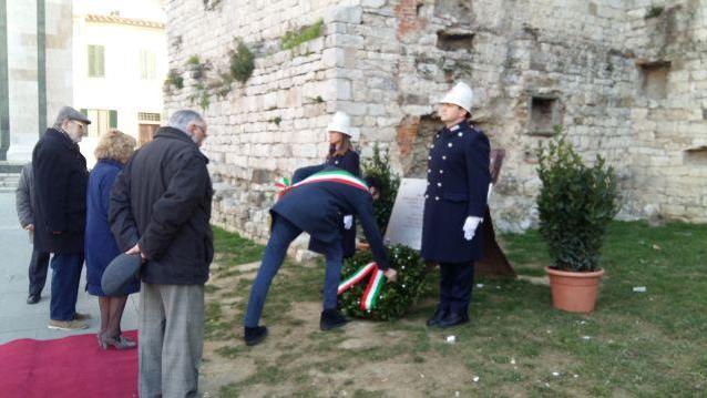 La deposizione della corona d'alloro davanti alla lapide che ricorda i deportati a Mathausen