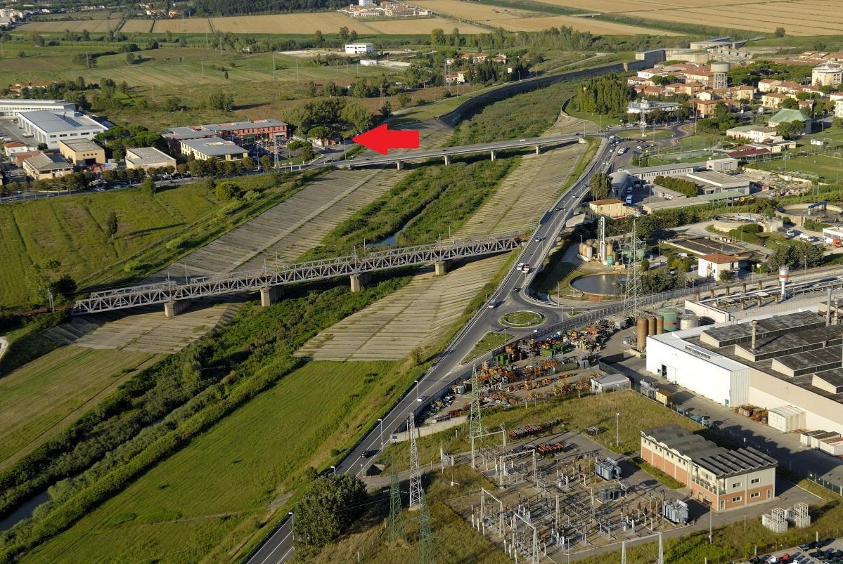 La freccia rossa indica l'area dove sorgerà il supermercato